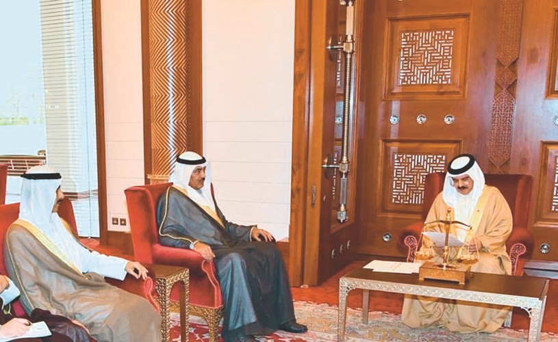 عاهل البحرين الملك حمد بن عيسىخلال استقباله الشيخ صباح الخالد بحضور الشيخ ثامر الجابر ﻿