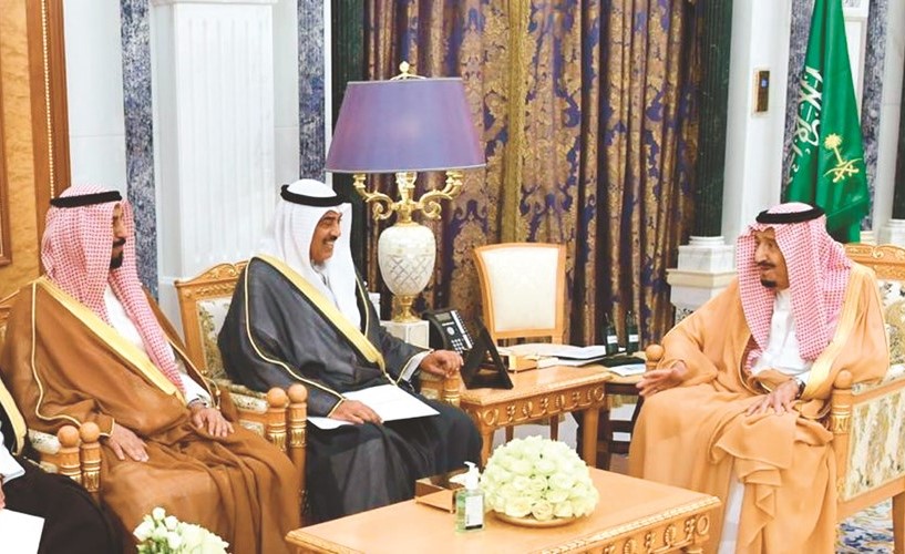 خادم الحرمين الشريفين الملك سلمان بن عبدالعزيز خلال استقبال الشيخ صباح الخالد والشيخ علي الخالد ﻿