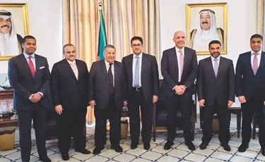 علي الغانم في لقطة جماعية مع وفد غرفة تجارة وصناعة الكويت﻿