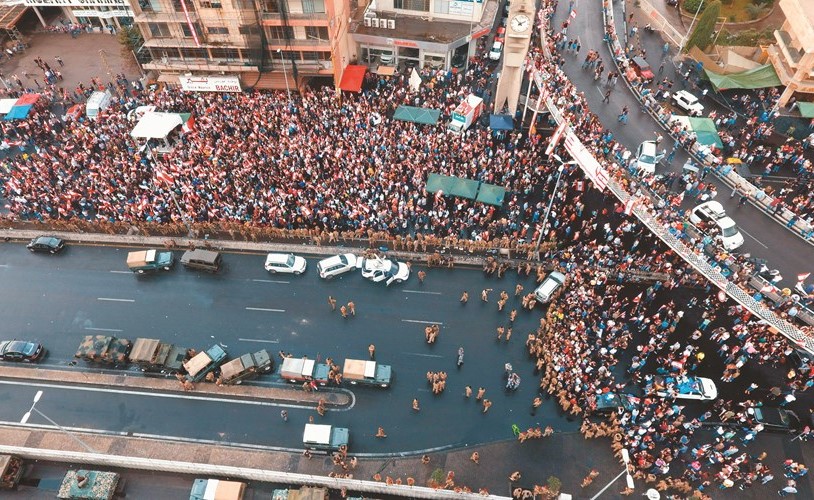 صورة جوية لمتظاهرين لبنانيين يتجمعون على الطريق الدولية جوبية - بيروت 	 (أ.ف.پ)﻿
