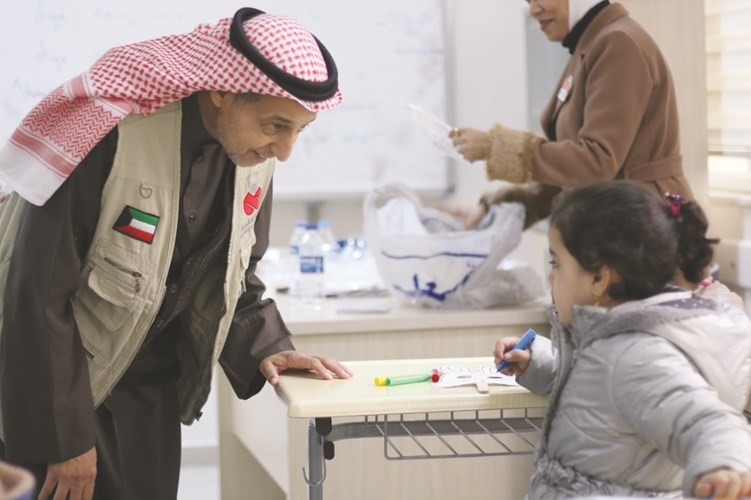 بدر بورحمة يداعب طفلة سورية ﻿