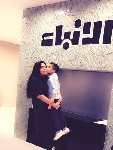 الطفل خالد مع الزميلة أميرة عزام ﻿