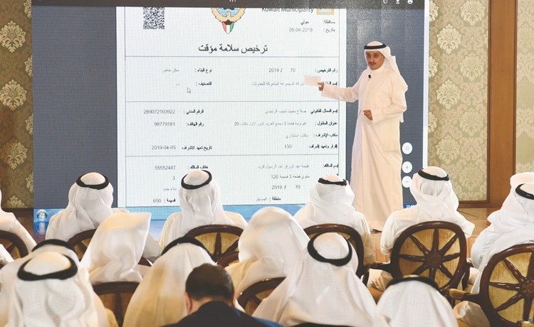 م.أحمد المنفوحي خلال استعراض تطوير الخدمات التي تقدمها البلدية﻿