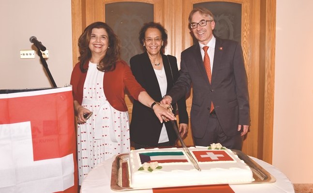 ﻿أمل الحمد وسفير الاتحاد السويسري د.بينيدكت غوبلر خلال قطع كيكة الاحتفال (ريليش كومار)﻿