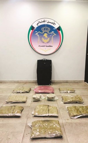 المخدرات المضبوطة بعد تفريغها من الطرد الوارد﻿