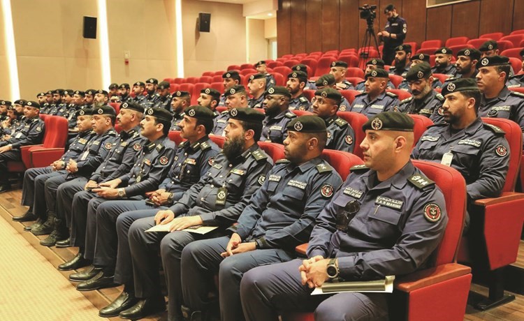 جانب من ضباط الإدارة العامة للإطفاء خلال مشاركتهم في الورشة﻿