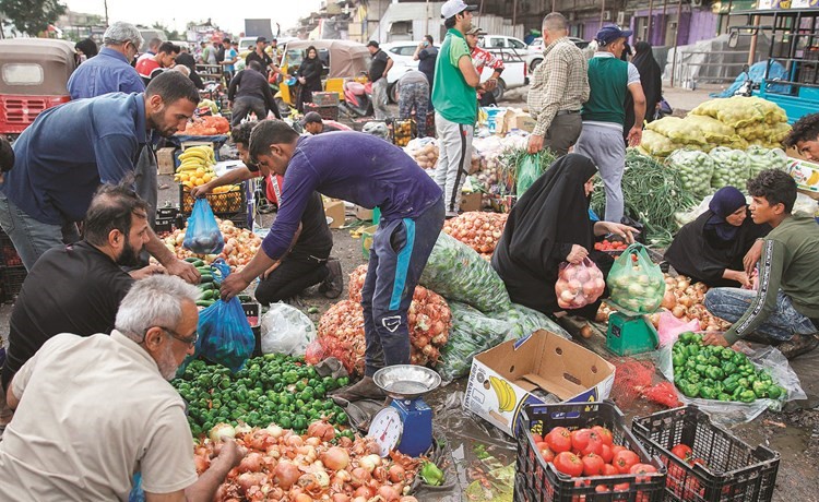عراقيون بمدينة الصدر توافدوا على الاسواق لتأمين احتياجاتهمعشية التظاهرات المرتقبة اليوم	(ا.ف.پ) ﻿