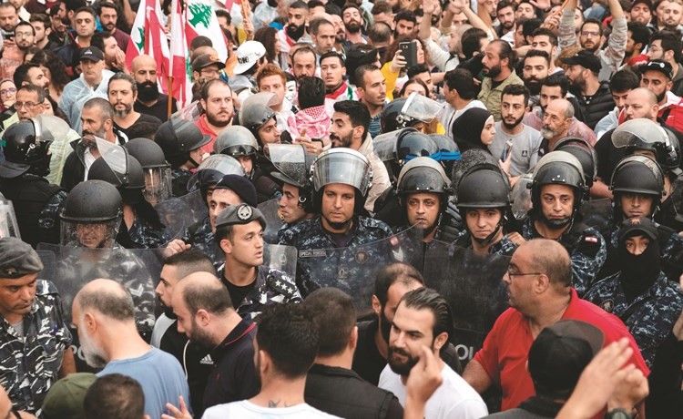 شرطة مكافحة الشغب تفصل بين متظاهرين بعد الاشكال في بيروت 	(رويترز)﻿