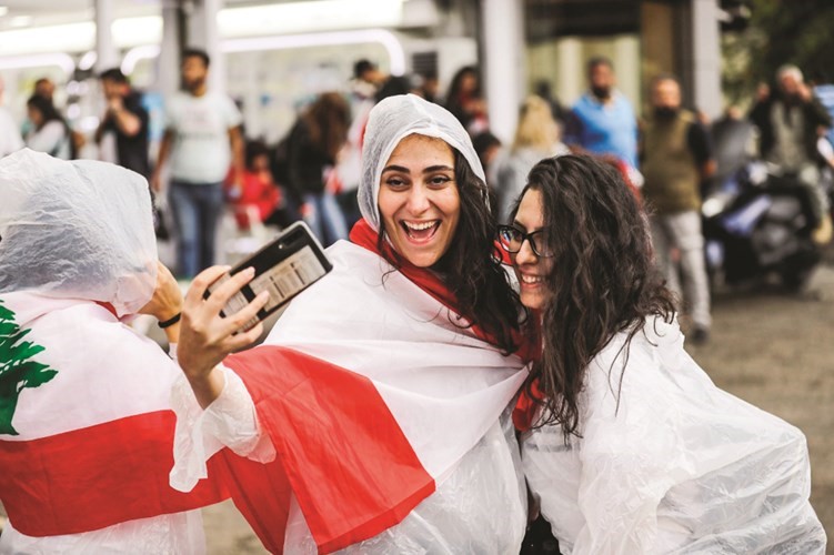 سيلفي لمتظاهرتين تحت المطر في زوق مصبح﻿