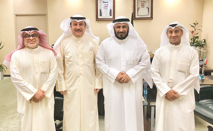 الوزير سعد الخراز خلال استقباله وفد الجمعية الكويتية للأسر المتعففة﻿