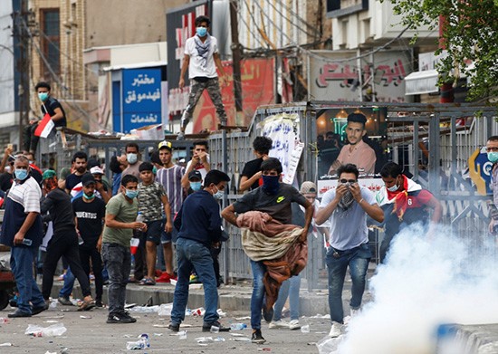 مقتل متظاهر في احتجاجات العراق لاستخدام قوات الأمن الغاز المسيل للدموع 