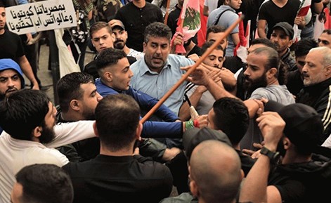 جانب من الاشتباكات التي وقعت بين المتظاهرين وأنصار من حزب الله اللبناني في ساحة رياض الصلح 
