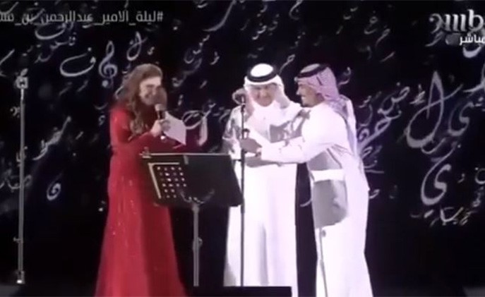 بالفيديو.. ردة فعل محمد عبده بعد طلب سارة دندراوي عدم مغادرة المسرح