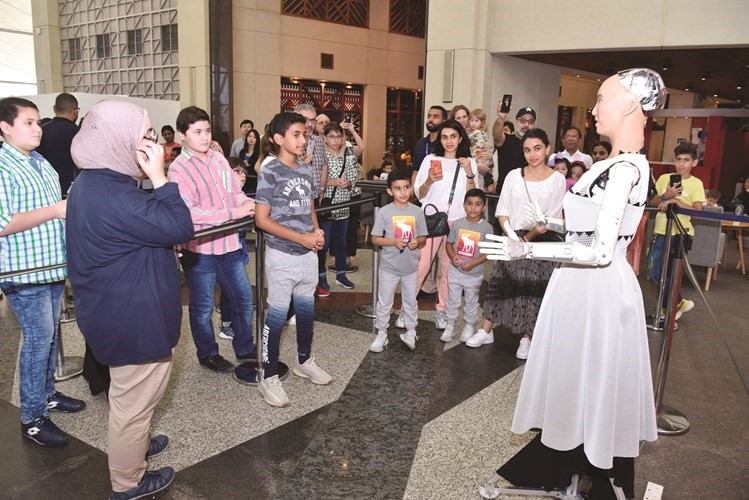 الروبوت صوفيا وتفاعل كبير مع الكبار والصغار بالمركز العلمي﻿