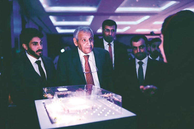 السفير خالد الدويسان متحدثا مع إحدى المشاركات بالمؤتمر ويبدو نايف العنزي﻿