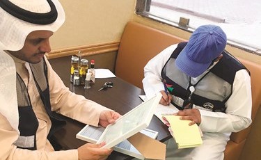 تحرير إحدى المخالفات خلال الجولة﻿