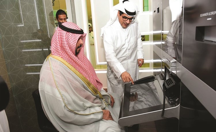 مازن الناهض ومحافظ العاصمة خلال تجربة لأحد أجهزة الفرع الذكي﻿