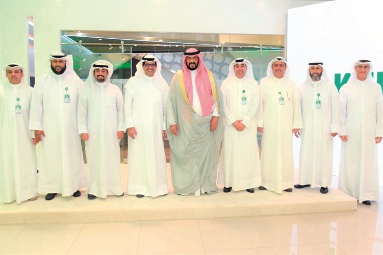 محافظ العاصمة الشيخ طلال الخالد متوسطا إداريي بيتك﻿