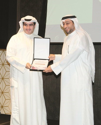 عبدالعزيز البابطين متسلما الدرع التكريمية﻿