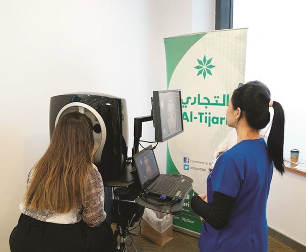 جانب من الفحوصات الطبية لموظفي البنك﻿