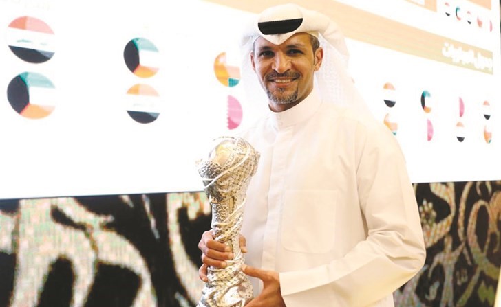 خالد الفضلي يحمل كأس بطولة الخليج خلال حفل قرعة البطولة﻿