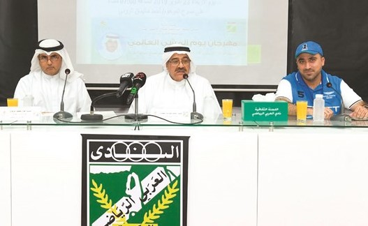 حسين مقصيد متوسطا د.حسين اليتيم وفؤاد المزيدي	 (المركز الإعلامي بالنادي العربي)﻿