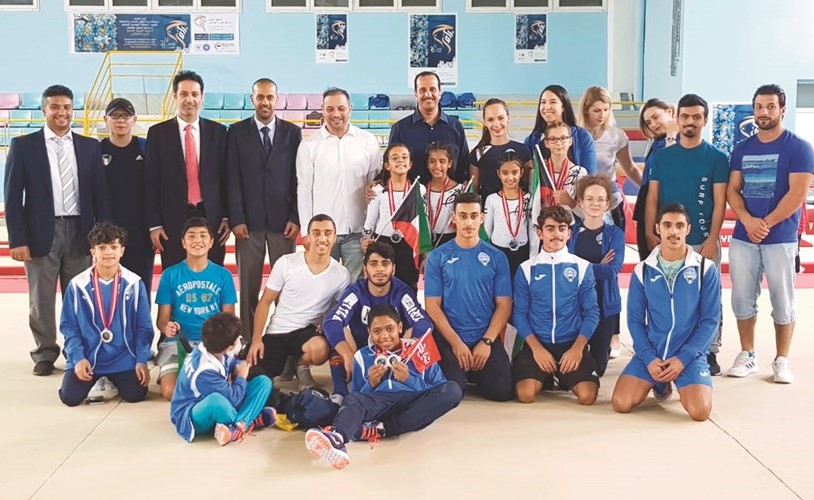 لاعبو ولاعبات منتخب الجمباز يحتفلون بإنجازهم مع أعضاء الوفد﻿
