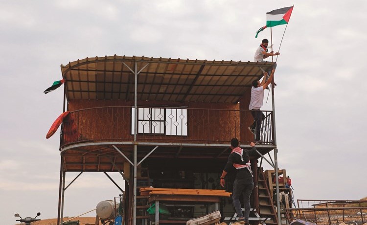 رفع العلم الفلسطيني على مستوطنة إسرائيلية في الضفة	(أ.ف.پ)﻿