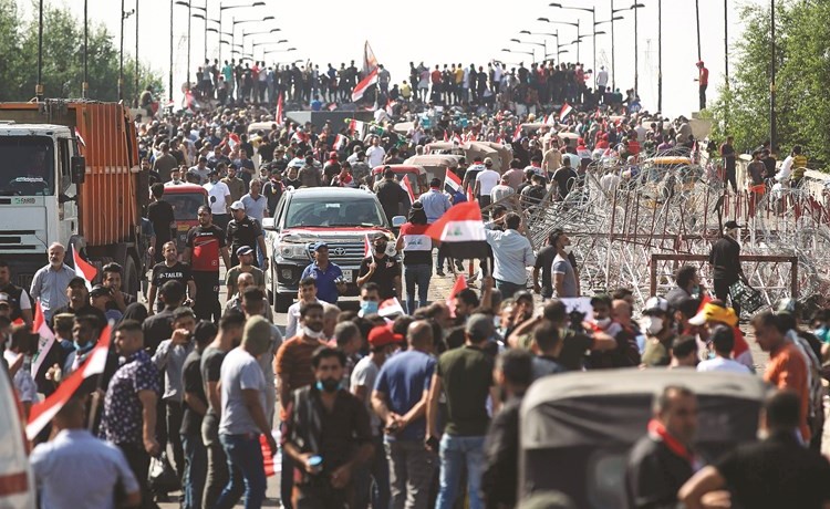 محتجون محتشدون على جسر الجمهورية المؤدي إلى ساحة التحرير بوسط بغداد أمس						(ا.ف.پ) ﻿