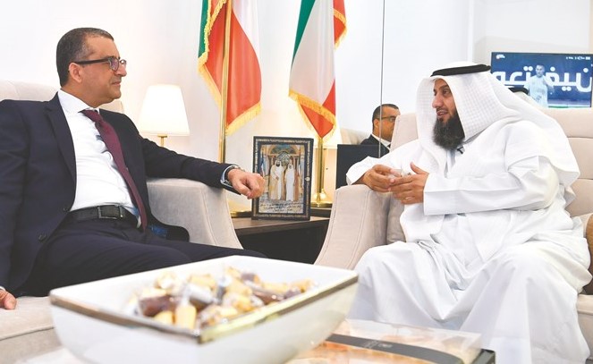 السفير التونسي أحمد بن الصغير وحماد الدوسري خلال اللقاء بمركز الحكمة ﻿