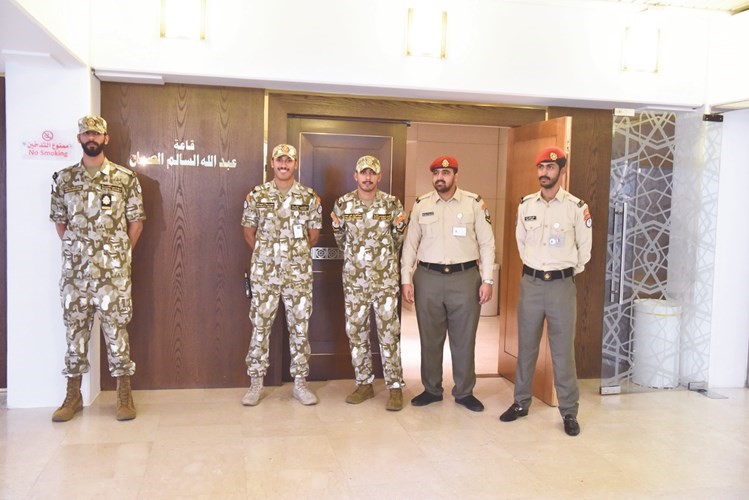 أفراد حرس المجلس أمام قاعة عبدالله السالم﻿