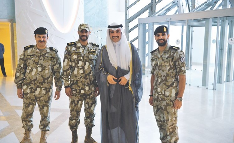 رئيس مجلس الامة مرزوق الغانم متوسطا اللواء خالد الوقيت والمقدم بدر المطوع والملازم أول طلال سليمان	(ريليش كومار)﻿