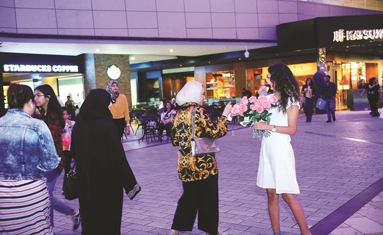 توزيع الورود على زوار الأفنيوز﻿