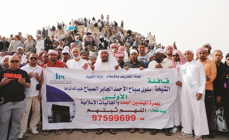 من أرشيف اللجنة العجمي يتوسط المعتمرين في جبل أحد﻿