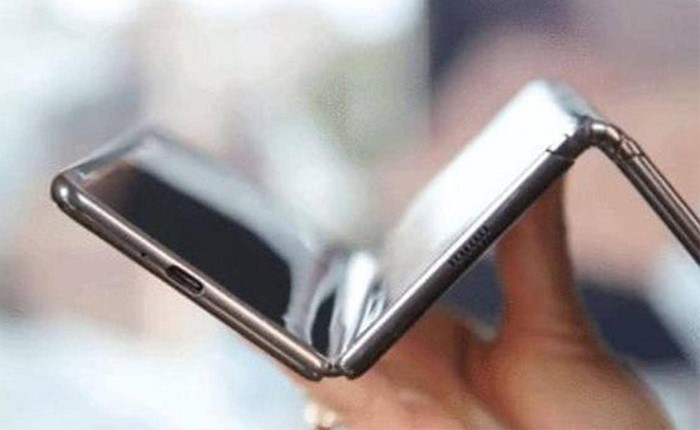 بعد القابل للطي.. "الهاتف المتعرج" قريبا في الأسواق