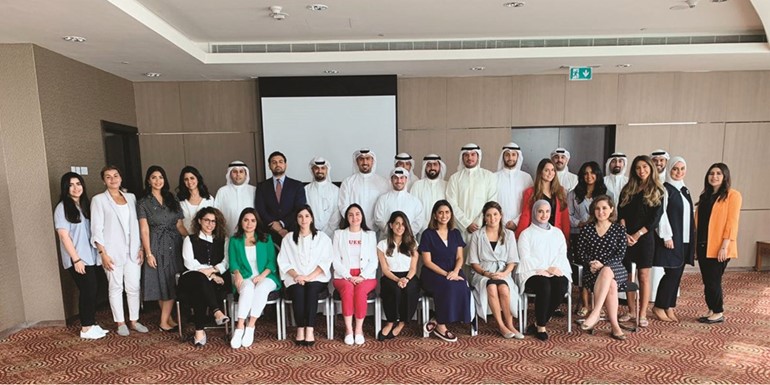 صورة جماعية لموظفي البنك المشاركين في برنامج تطوير القيادات الشابة﻿