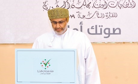 مواطن عماني يدلي بصوته في انتخابات مجلس الشورى بولاية صلالة أمس	(أونا) ﻿