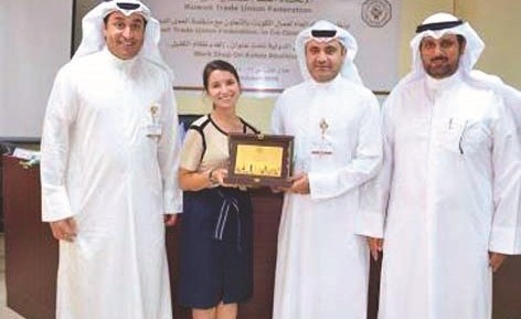 تكريم إحدى المشاركات في الورشة﻿