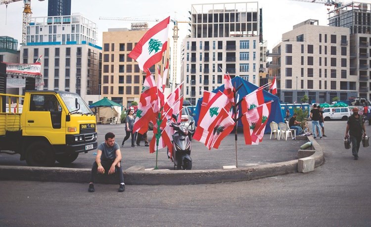 الأعلام اللبنانية معروضة في ساحة الشهداء خلال الاحتجاجات المستمرة في وسط بيروت امس	 (رويترز)﻿
