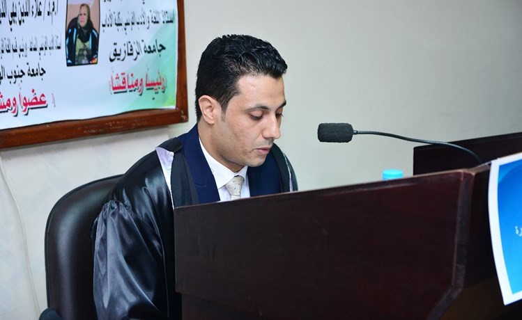 د.سمير صبرة خلال بداية المناقشة﻿