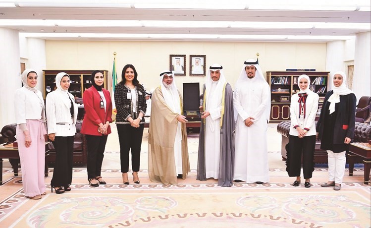 ‏رئيس مجلس الأمة مرزوق الغانم أثناء استقباله رئيس ديوان المحاسبة بالإنابة عادل الصرعاوي والفريق المكلف من قبل الديوان للإشراف والتدقيق على حسابات وميزانيات الدولة﻿