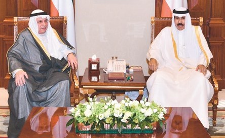سمو ولي العهد الشيخ نواف الأحمد مستقبلا الشيخ خالد الجراح﻿