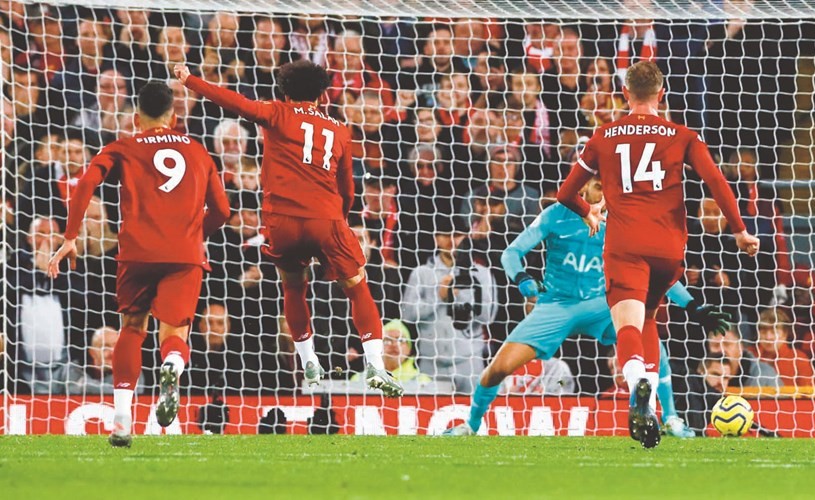 محمد صلاح لحظة تسجيله هدف الفوز في مرمى توتنهام من ركلة جزاء	(ا.ف.پ)﻿