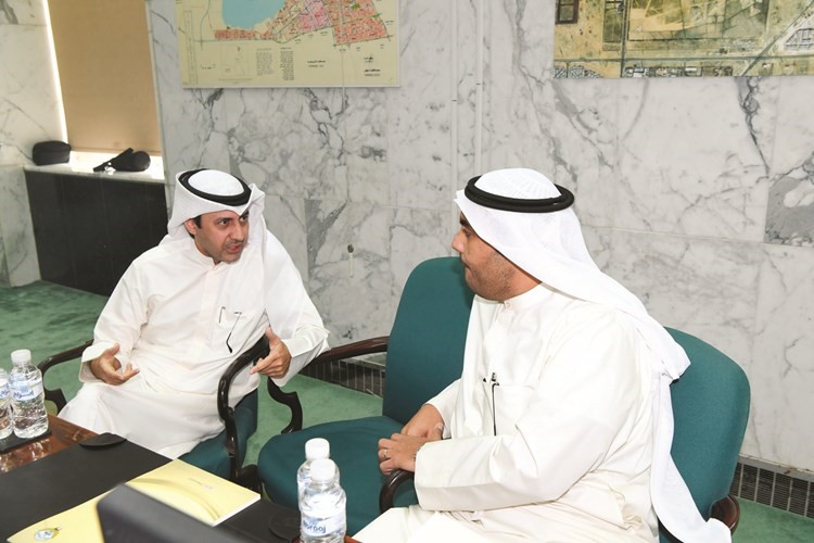 حديث بين د.علي بن ساير وعبدالعزيز المعجل ﻿