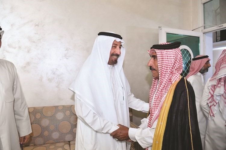  ويستقبل أحد المهنئين﻿