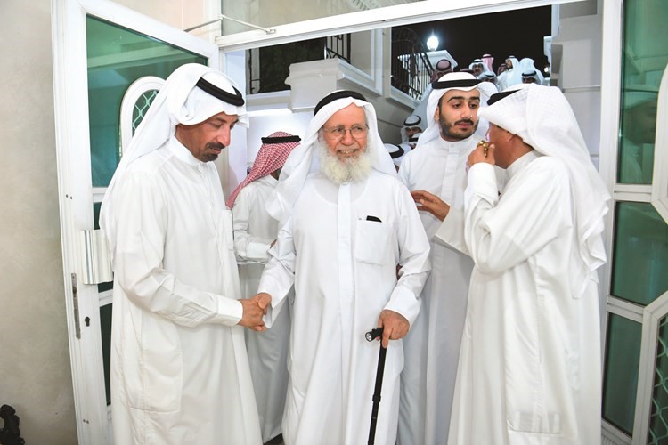 حسين مزيد خلال استقباله أبناء الدائرة	 (قاسم باشا)﻿