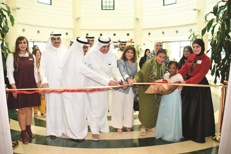 الشيخة شيخة العبدالله تقص شريط افتتاح المعرض﻿