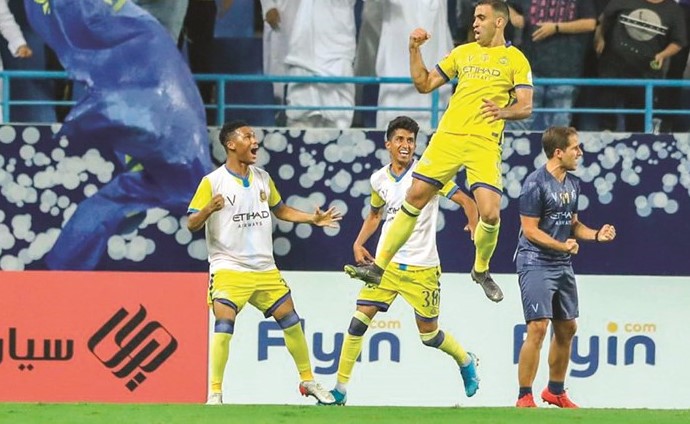 مهاجم النصر عبدالرزاق حمد الله يحتفل بهدف الفوز في مرمى الهلال ﻿
