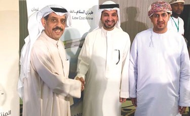 الزميل جاسم التنيب والكابتن محمد أحمد ود.سلطان اليحيائي رئيس المركز العربي للإعلام السياحي لسلطنة عمان﻿