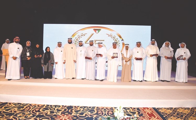 عبدالله البدر ووليد الشمري ومجلس إدارة الجمعية مع الصيادلة المكرمين في الحفل 	(أحمد علي)﻿